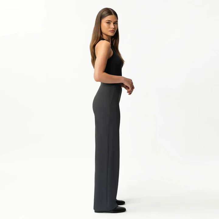 Pantalón de corte recto con textura suave