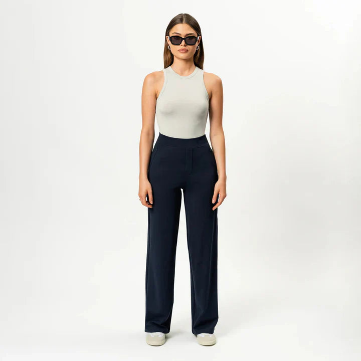 Pantalón de corte recto con textura suave