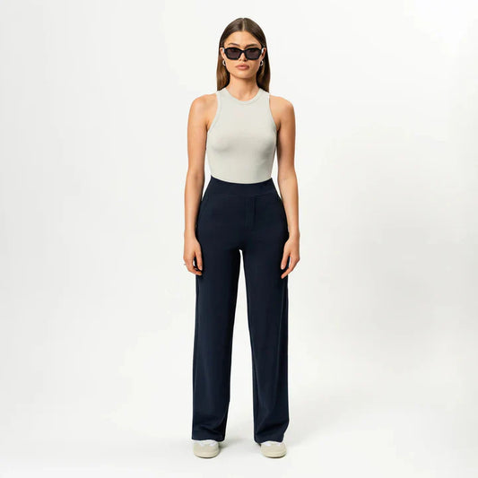 Pantalón de corte recto con textura suave