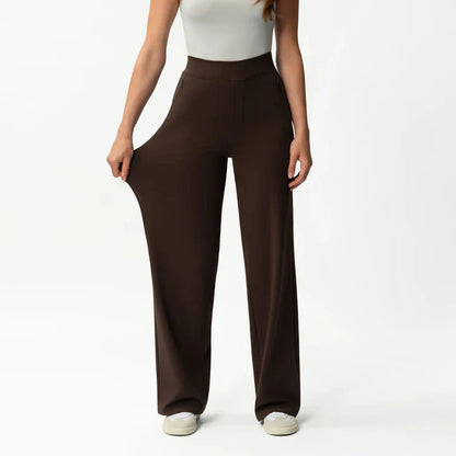 Pantalón de corte recto con textura suave